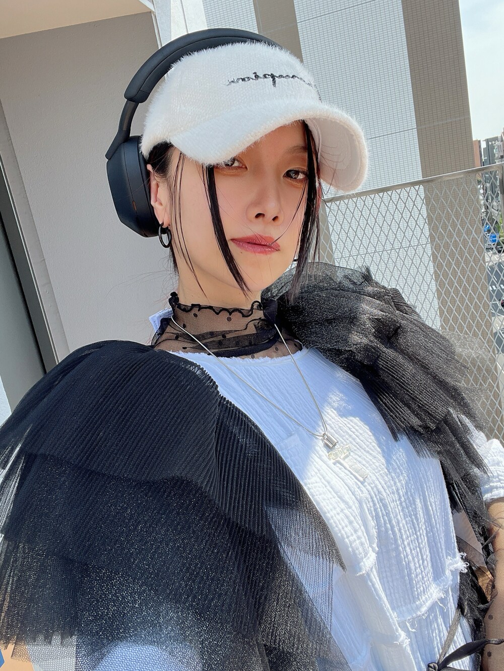 グレー系のブーツ、ブラック系のベスト、ブラック系のTシャツ/カットソーを着用したレディースの春コーディネートの3枚目の写真