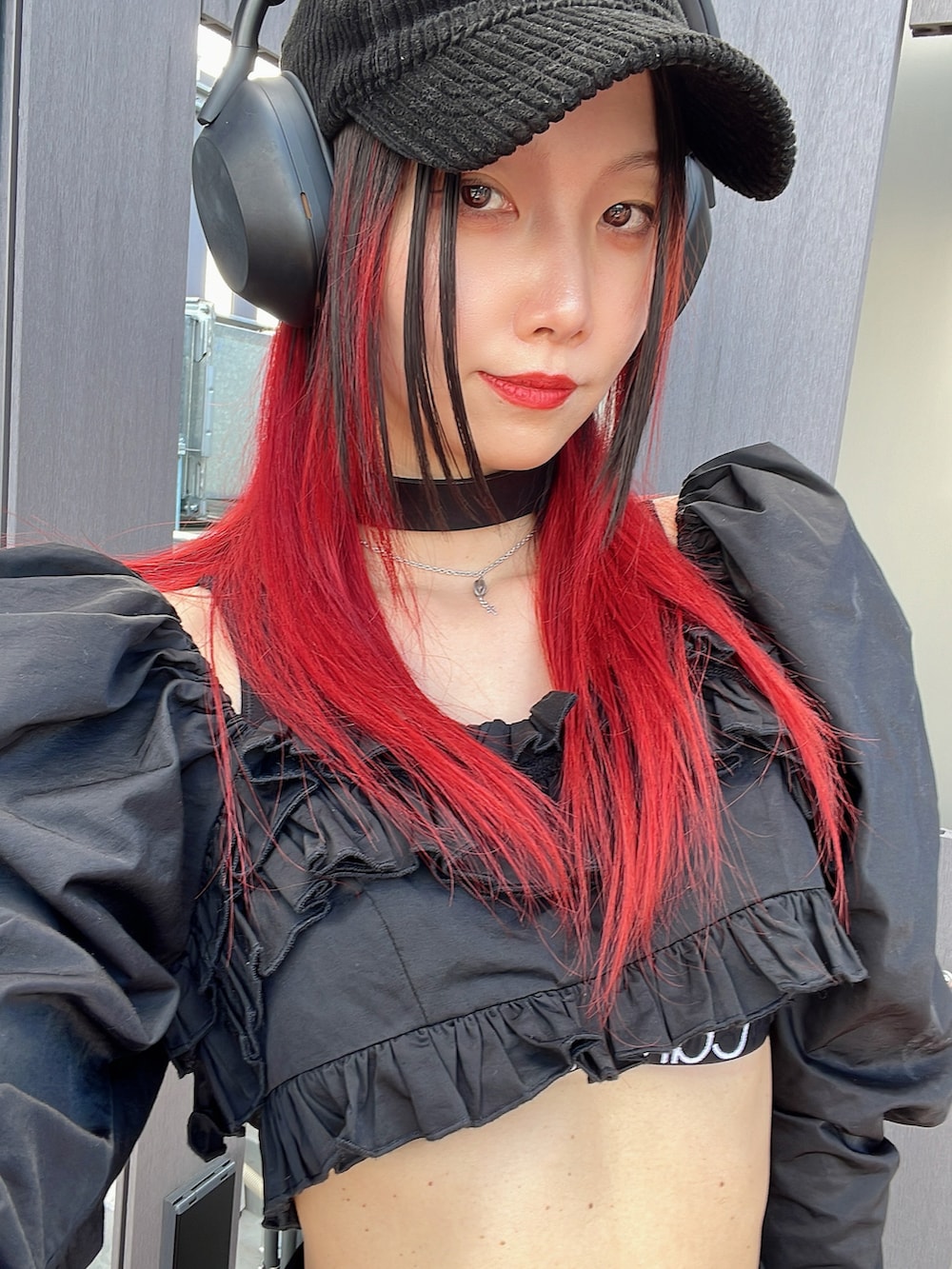 ブラック系のスカート、ブラック系のスカート、ブラック系のその他トップスを着用したレディースの春コーディネートの3枚目の写真