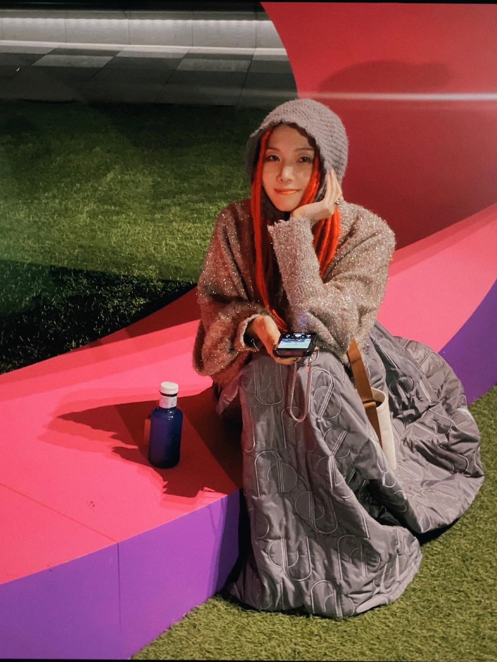 グレー系のワンピース、その他のカーディガン/ボレロ、グレー系のスニーカーを着用したレディースの春コーディネートの2枚目の写真