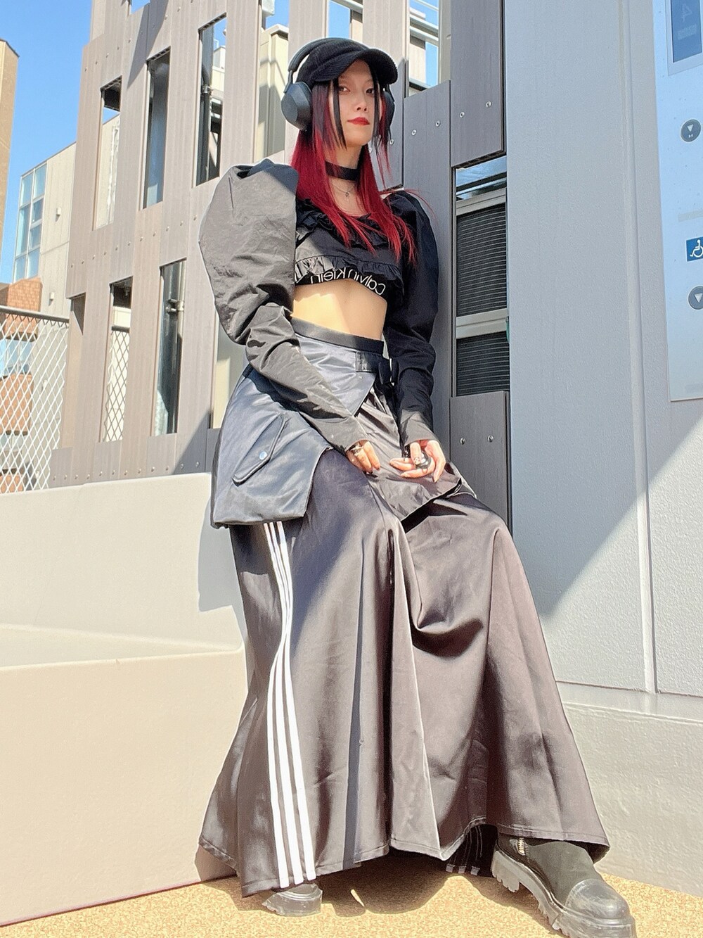 ブラック系のスカート、ブラック系のスカート、ブラック系のその他トップスを着用したレディースの春コーディネートの2枚目の写真