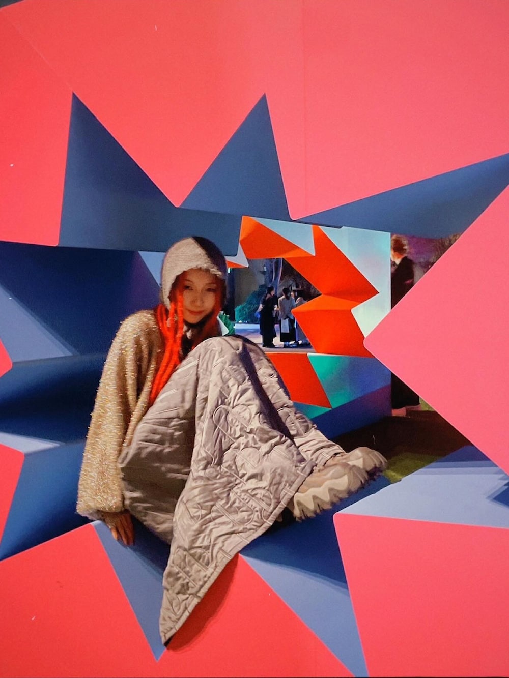 グレー系のワンピース、その他のカーディガン/ボレロ、グレー系のスニーカーを着用したレディースの春コーディネートの3枚目の写真