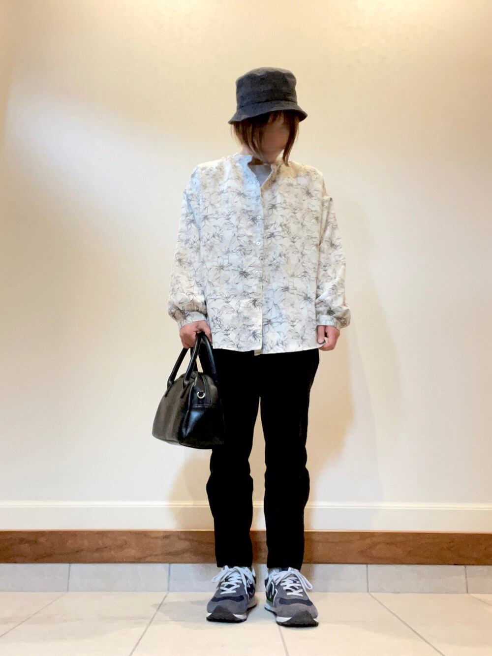 ブルー系のTシャツ/カットソー、グレー系のシャツ/ブラウス、ブラック系のショルダーバッグを着用したレディースの春コーディネートの2枚目の写真