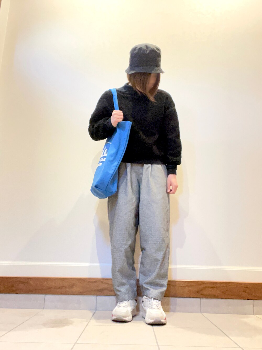 ブラック系のTシャツ/カットソー、ブルー系のトートバッグ、ブラック系のその他パンツを着用したレディースの冬コーディネートの2枚目の写真