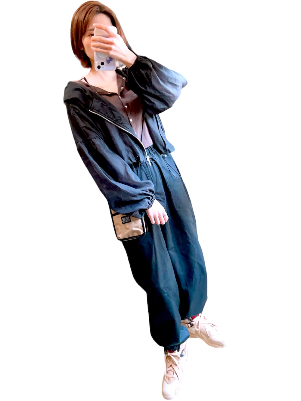 ベージュ系のスニーカーを着用したレディースの春コーディネートの2枚目の写真