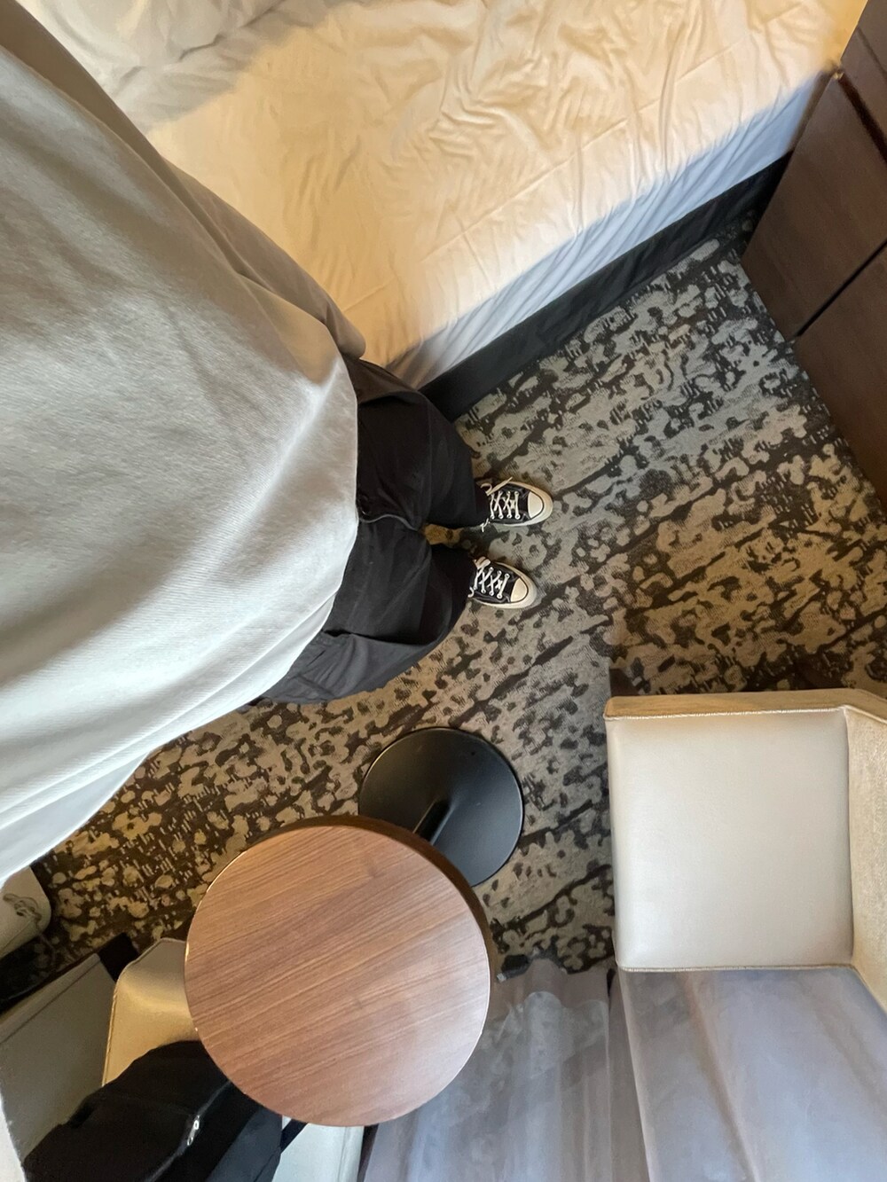 ホワイト系のTシャツ/カットソー、ブラック系のパンツ、ブラック系のスニーカーを着用したレディースの春コーディネートの2枚目の写真