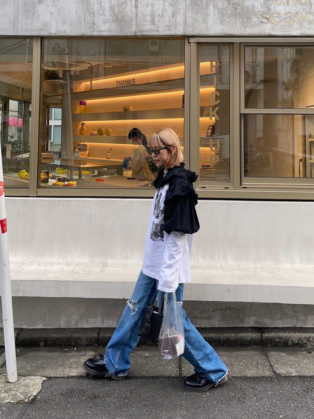 「秋のコーデ、オトナカジュアル、秋色、大人コーデ、デニムコーデ、シンプルコーデ、ローファー、Dr.Martens、ZARA、ザラ」｜「Dr. MartensのDr.Martens/ドクターマーチン タッセル ローファー 「ADRIAN Tassel Loafer」メンズ レディース（ローファー、ブラック系）」を使った、minori nemotoさん（レディース・163cm）の秋コーディネートの2枚目の写真