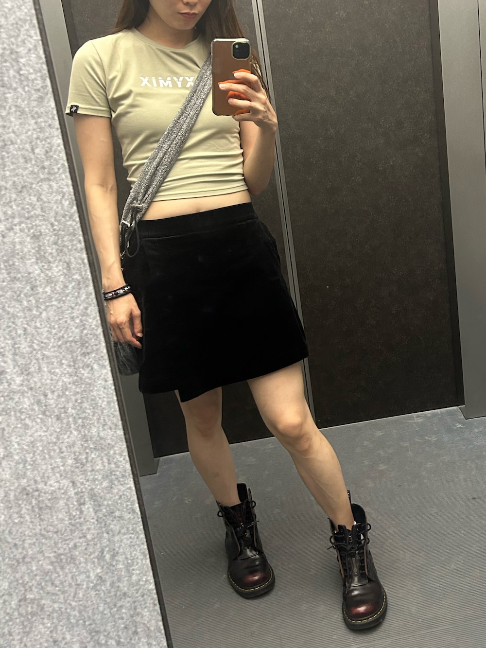 「ユニクロ、ゼクシィミックス、スコート、UNIQLO、ユニクロコーデ、マーチン、Dr.Martens、チラ見せ、夏、秋服」｜「UNIQLOのアイテム（パンツ、ブラック系）」を使った、マユさん（レディース・159cm）の秋コーディネートの2枚目の写真