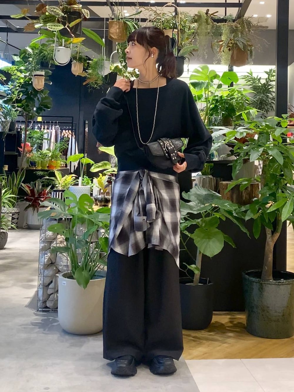 グレー系のシャツ/ブラウス、ブラック系のローファー、ブラック系のショルダーバッグを着用したレディースの秋コーディネートの6枚目の写真