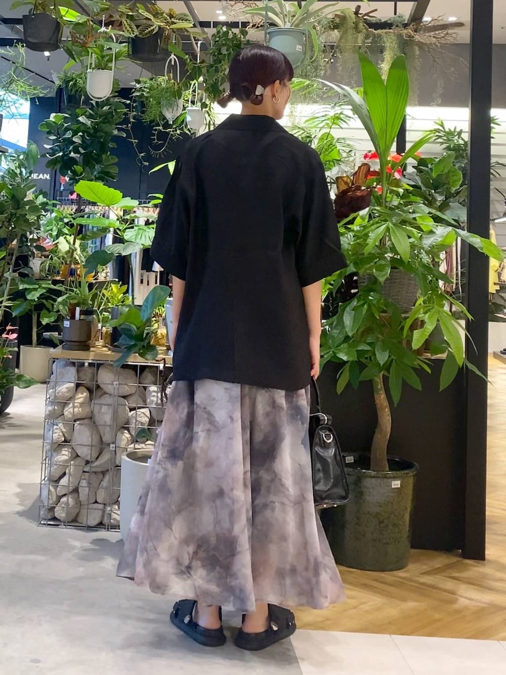「カジュアル、モード、ベーシック/シンプル、ママコーデ、楽ちんコーデ、夏コーデ、骨格ナチュラル、ゆったり、オーバーサイズ、JEANASIS、売れ筋人気アイテム、人気アイテムをチェック!、スカート、ジャケット、ジャケットスタイル」|「JEANASISのアンティークフェイクレザーボストン/326034(ボストンバッグ、ブラック系)」を使った、mami222さん(レディース・164cm)の夏コーディネートの4枚目の写真