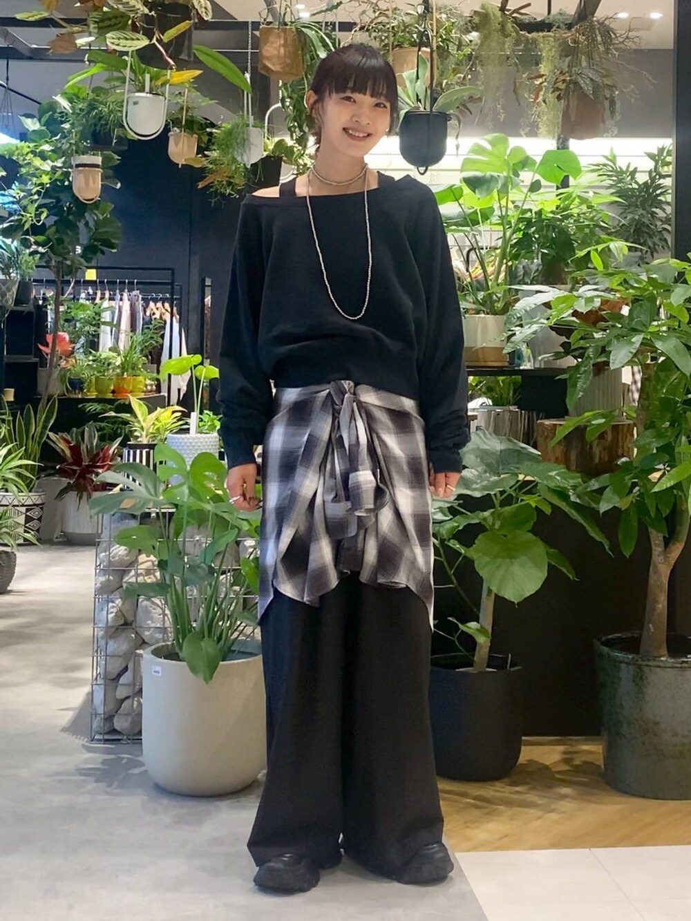 グレー系のシャツ/ブラウス、ブラック系のローファー、ブラック系のショルダーバッグを着用したレディースの秋コーディネートの4枚目の写真