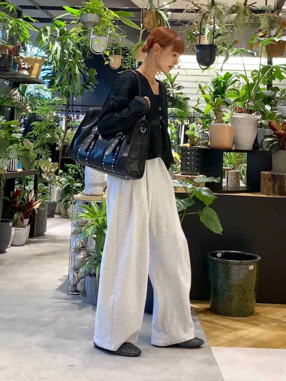 ブラック系のトートバッグ、グレー系のスウェットパンツ、ブラック系のパンプスを着用したレディースの秋コーディネートの2枚目の写真