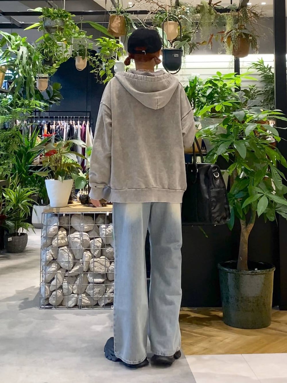 ブラック系のTシャツ/カットソー、グレー系のパーカー、ブルー系のデニムパンツを着用したレディースの秋コーディネートの4枚目の写真