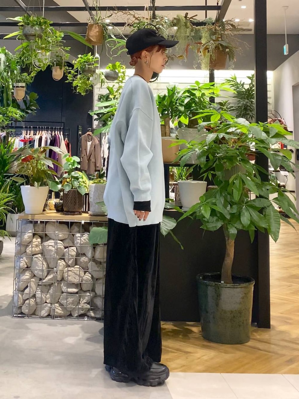 ブラック系のTシャツ/カットソー、ブルー系のニット/セーター、ブラック系のトートバッグを着用したレディースの秋コーディネートの2枚目の写真