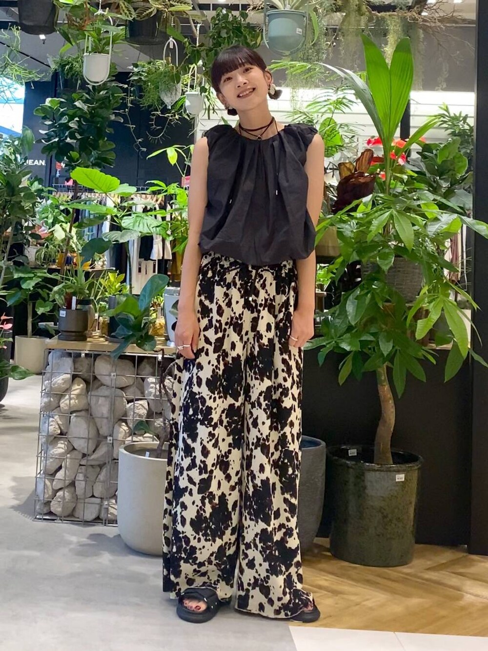 ブラック系のボストンバッグ、ブラック系のサンダル、ベージュ系のその他パンツを着用したレディースの夏コーディネートの3枚目の写真