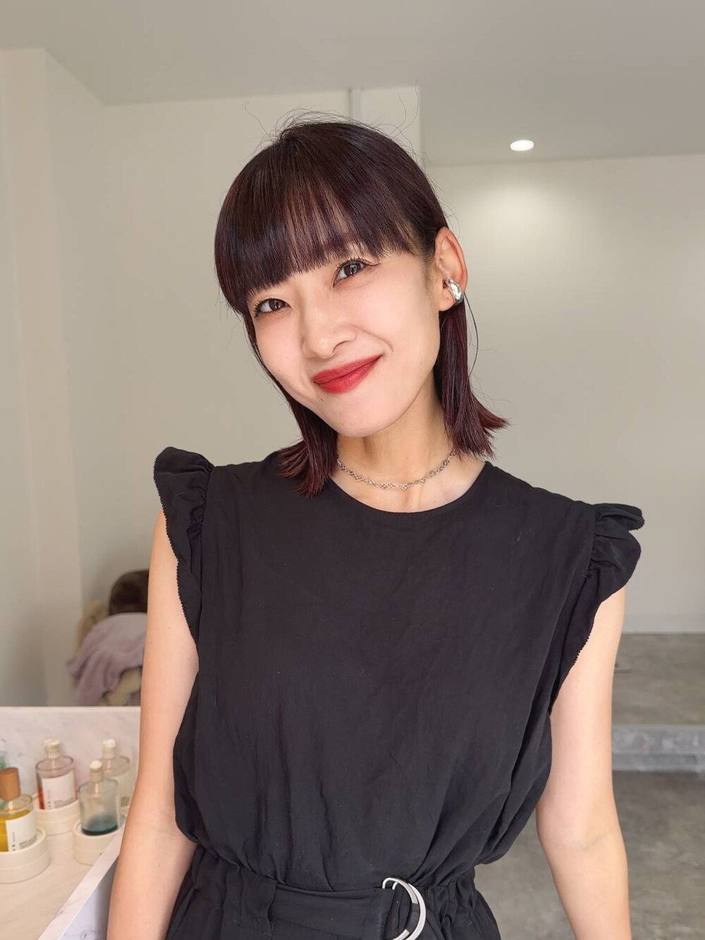 ブラック系のサロペット/オーバーオールを着用したレディースの夏コーディネートの2枚目の写真