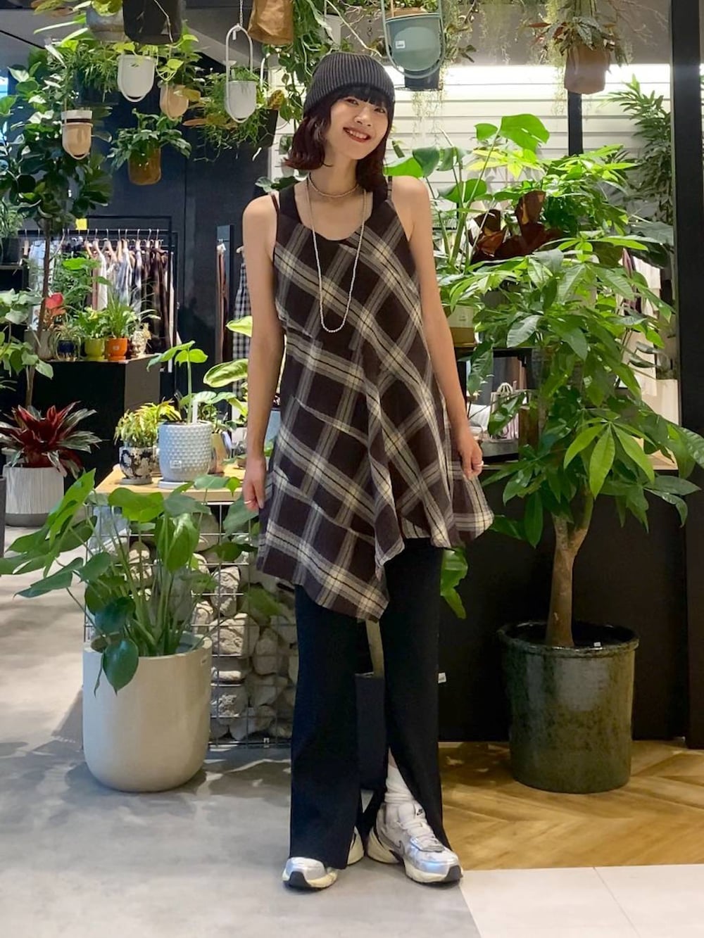 ブラック系のボストンバッグ、ブラック系のその他パンツ、ブラック系のチュニックを着用したレディースの夏コーディネートの6枚目の写真