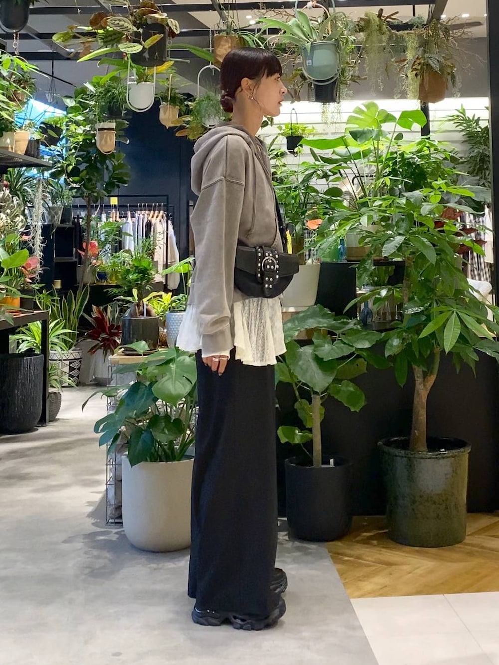 グレー系のパーカー、ブラック系のローファー、ブラック系のショルダーバッグを着用したレディースの夏コーディネートの2枚目の写真