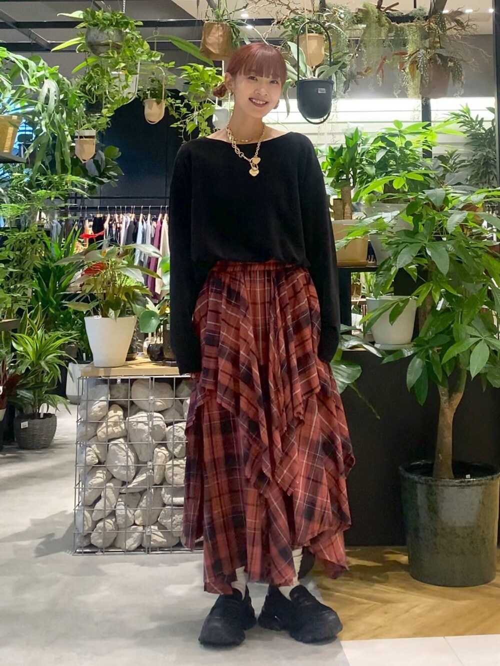 ブラック系のローファー、ブラック系のボストンバッグ、ブラック系のTシャツ/カットソーを着用したレディースの秋コーディネートの5枚目の写真