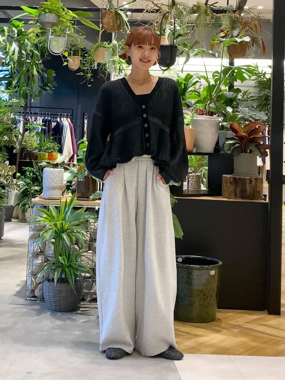 ブラック系のトートバッグ、グレー系のスウェットパンツ、ブラック系のパンプスを着用したレディースの秋コーディネートの3枚目の写真