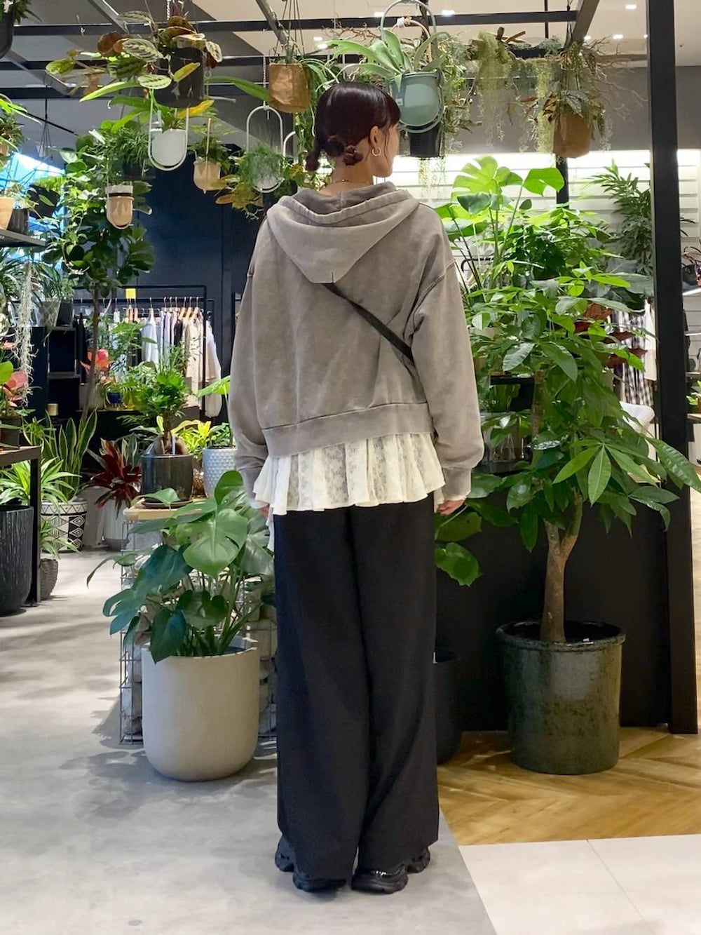 グレー系のパーカー、ブラック系のローファー、ブラック系のショルダーバッグを着用したレディースの夏コーディネートの4枚目の写真