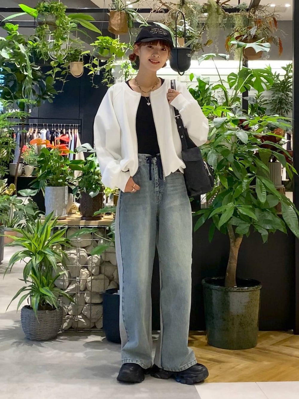 ブラック系のTシャツ/カットソー、ブラック系のショルダーバッグ、ブラック系のローファーを着用したレディースの秋コーディネートの5枚目の写真