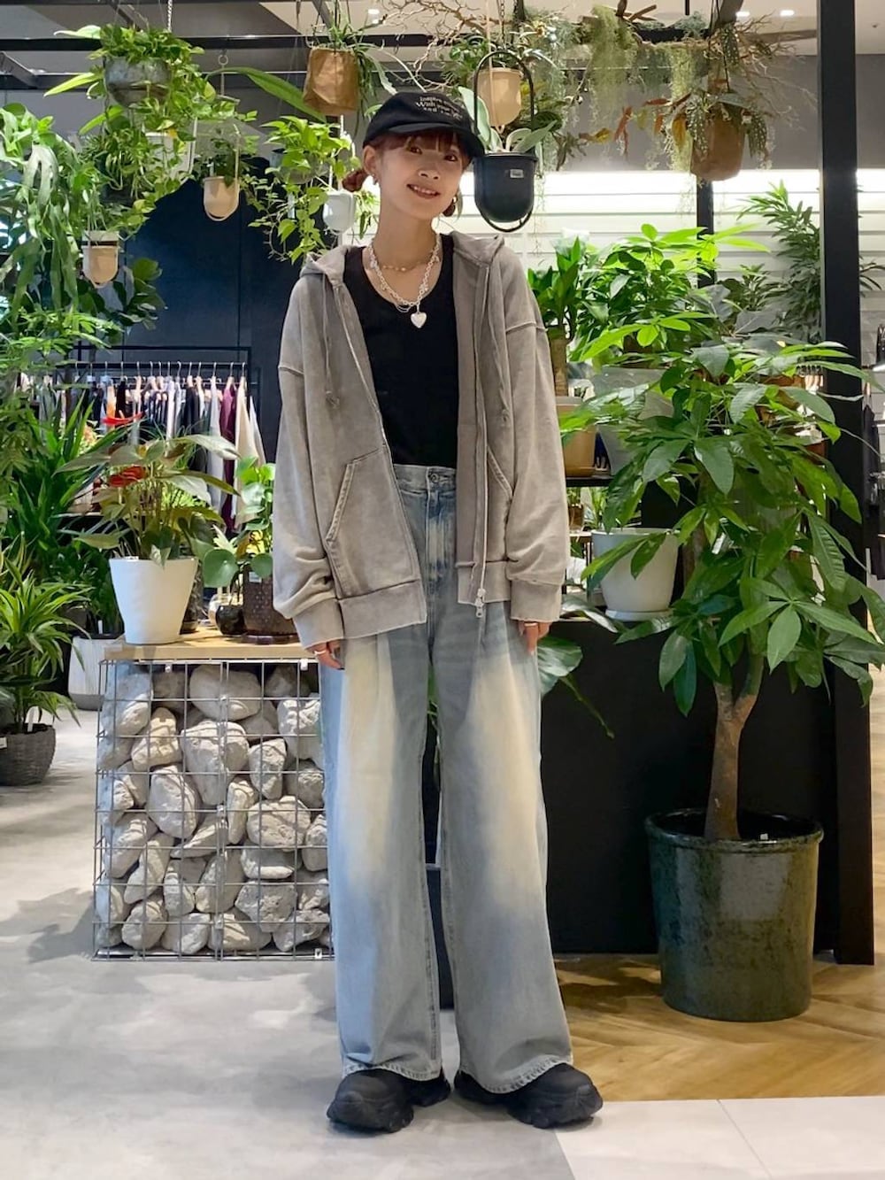 ブラック系のTシャツ/カットソー、グレー系のパーカー、ブルー系のデニムパンツを着用したレディースの秋コーディネートの3枚目の写真