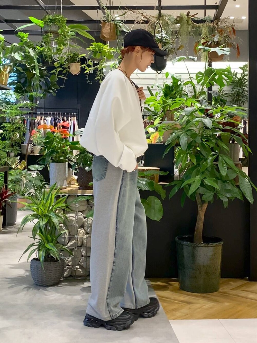 ブラック系のTシャツ/カットソー、ブラック系のショルダーバッグ、ブラック系のローファーを着用したレディースの秋コーディネートの3枚目の写真