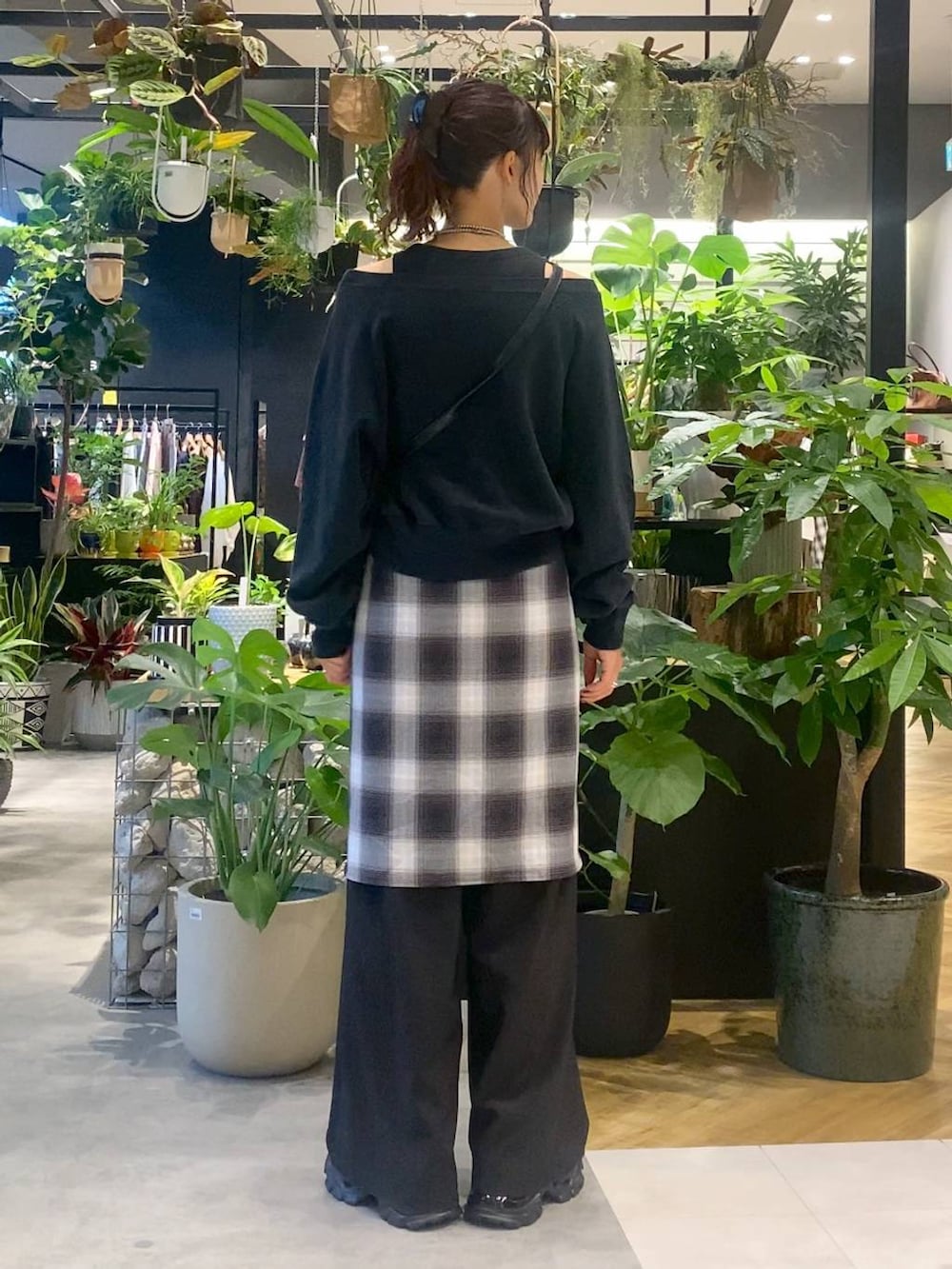 グレー系のシャツ/ブラウス、ブラック系のローファー、ブラック系のショルダーバッグを着用したレディースの秋コーディネートの5枚目の写真