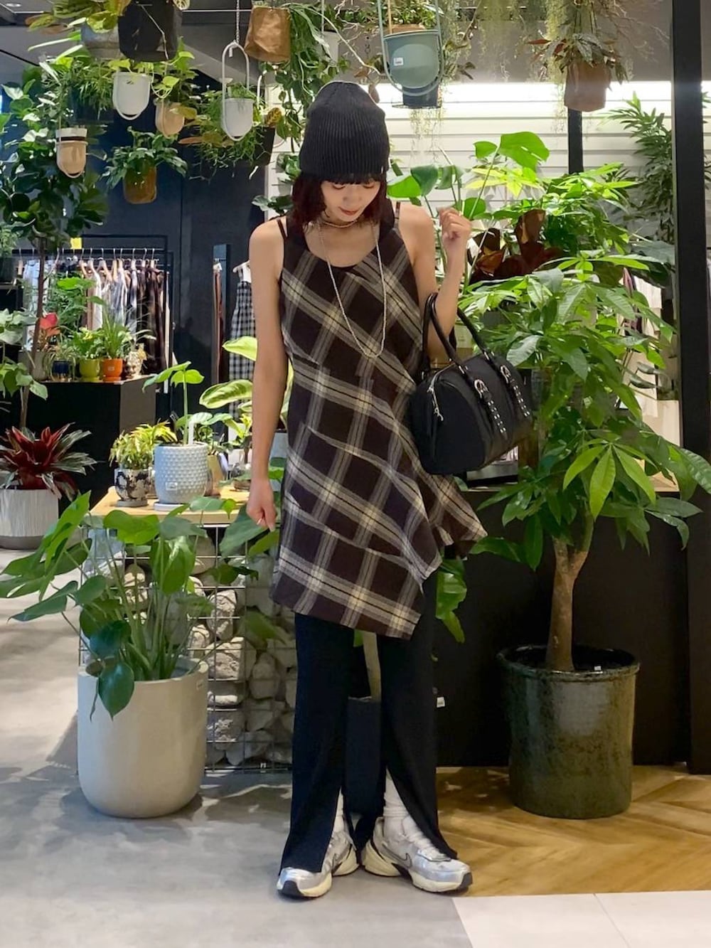 ブラック系のボストンバッグ、ブラック系のその他パンツ、ブラック系のチュニックを着用したレディースの夏コーディネートの5枚目の写真