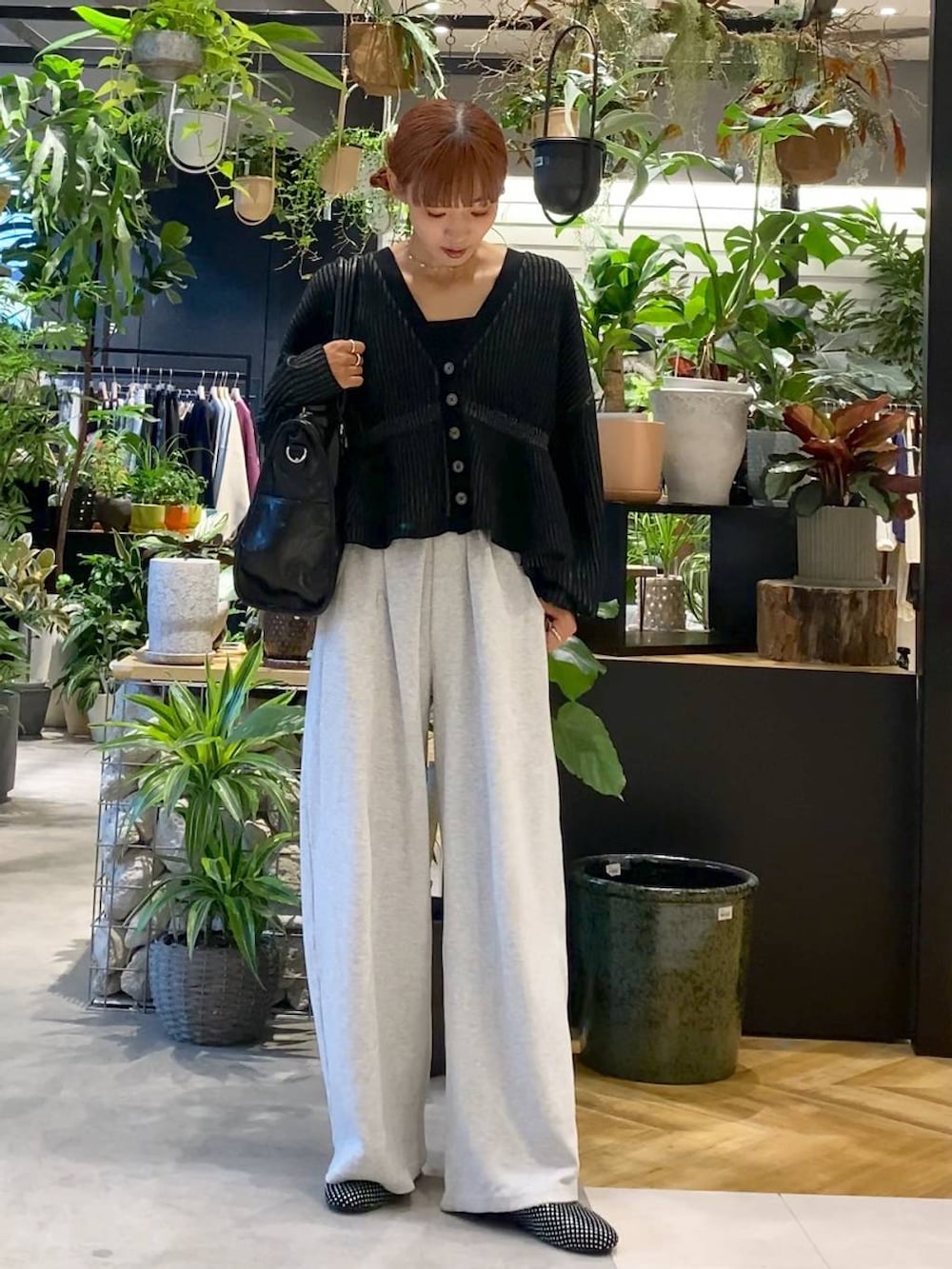 ブラック系のトートバッグ、グレー系のスウェットパンツ、ブラック系のパンプスを着用したレディースの秋コーディネートの6枚目の写真