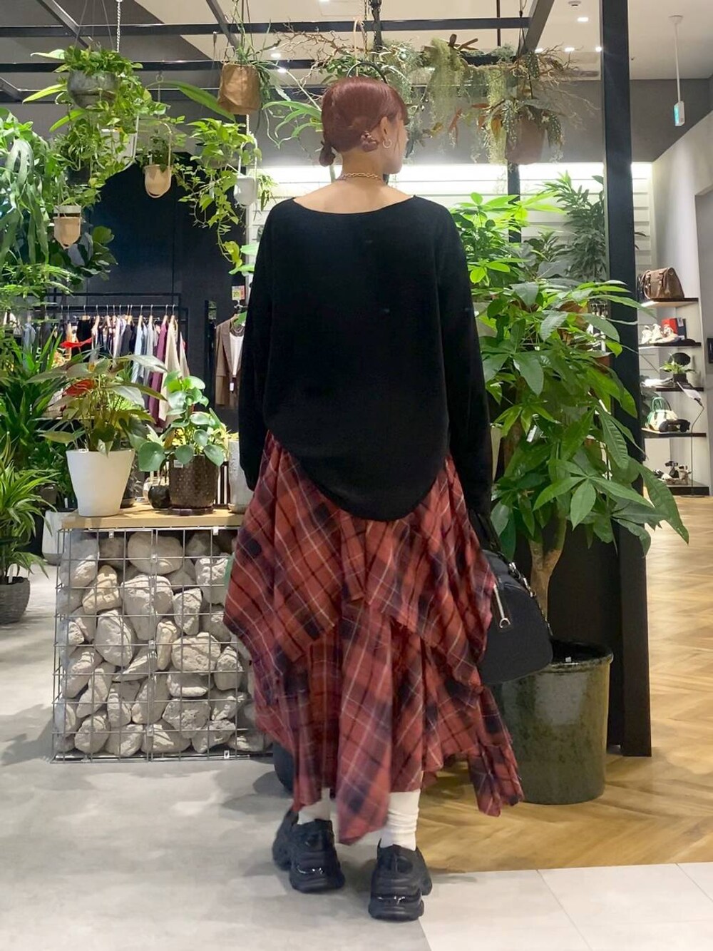 ブラック系のローファー、ブラック系のボストンバッグ、ブラック系のTシャツ/カットソーを着用したレディースの秋コーディネートの4枚目の写真