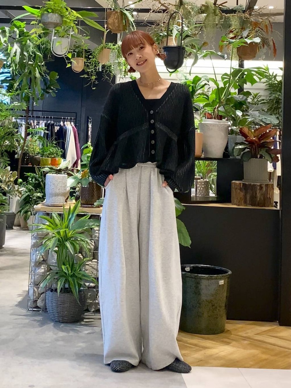 ブラック系のトートバッグ、グレー系のスウェットパンツ、ブラック系のパンプスを着用したレディースの秋コーディネートの5枚目の写真