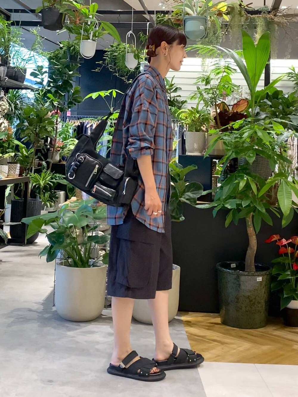 ブルー系のシャツ/ブラウス、ブラック系のタンクトップ、ブラック系のショルダーバッグを着用したレディースの夏コーディネートの3枚目の写真