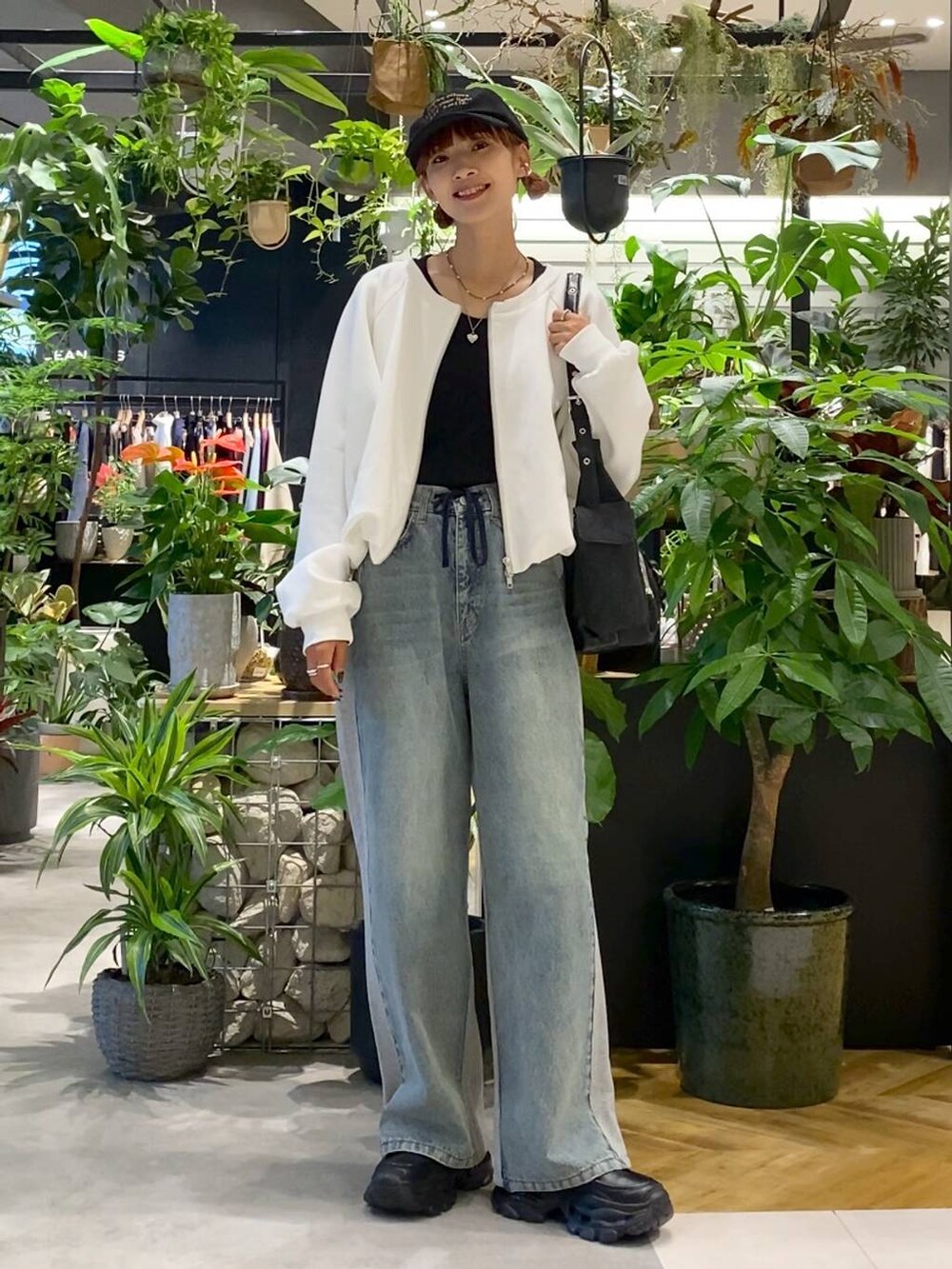 ブラック系のTシャツ/カットソー、ブラック系のショルダーバッグ、ブラック系のローファーを着用したレディースの秋コーディネートの2枚目の写真