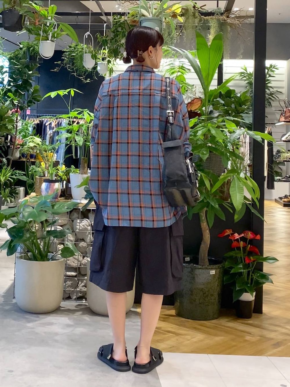 ブルー系のシャツ/ブラウス、ブラック系のタンクトップ、ブラック系のショルダーバッグを着用したレディースの夏コーディネートの5枚目の写真