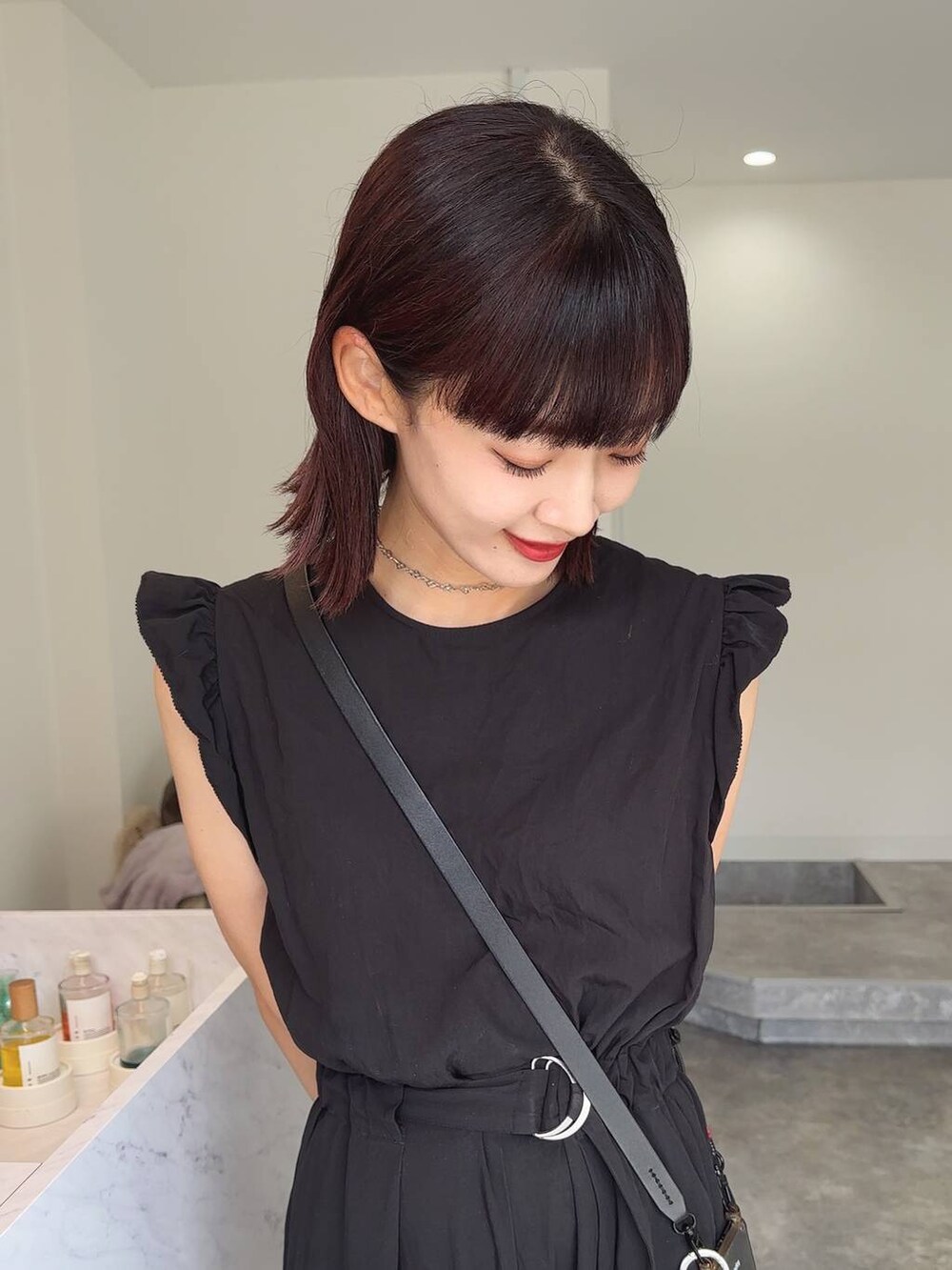 ブラック系のサロペット/オーバーオールを着用したレディースの夏コーディネートの3枚目の写真