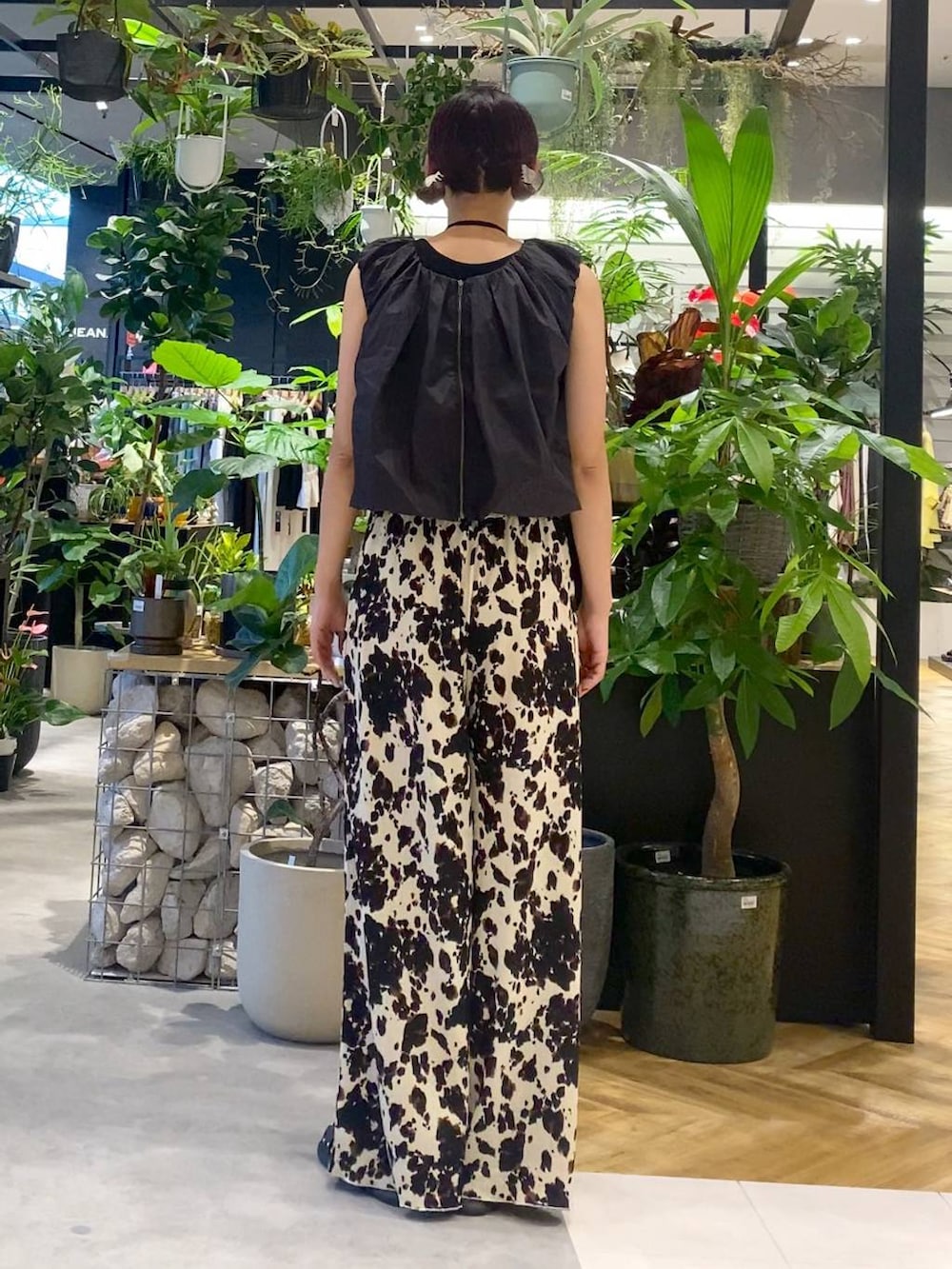 ブラック系のボストンバッグ、ブラック系のサンダル、ベージュ系のその他パンツを着用したレディースの夏コーディネートの4枚目の写真