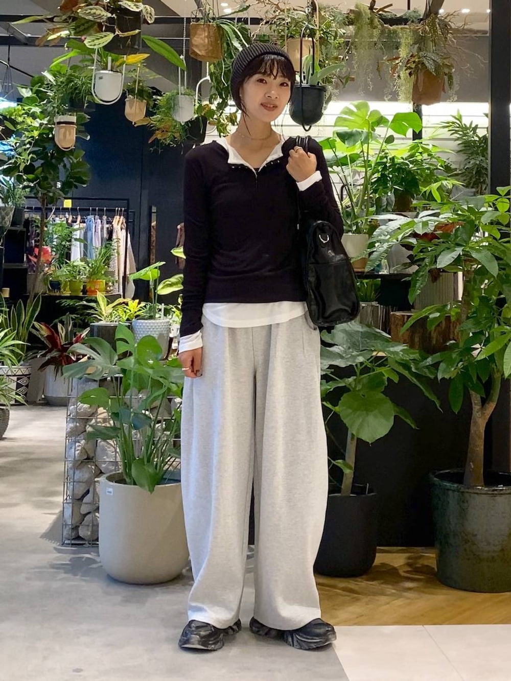 ブラック系のスニーカー、グレー系のスウェットパンツ、ブラック系のトートバッグを着用したレディースの夏コーディネートの5枚目の写真