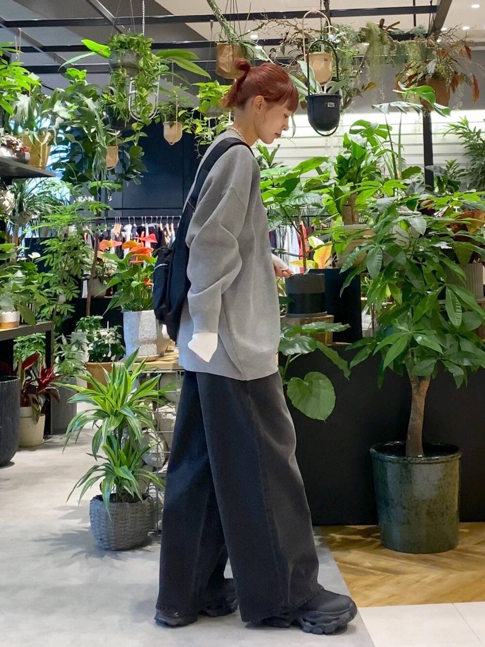 ホワイト系のTシャツ/カットソー、ブラック系のショルダーバッグ、グレー系のニット/セーターを着用したレディースの秋コーディネートの2枚目の写真