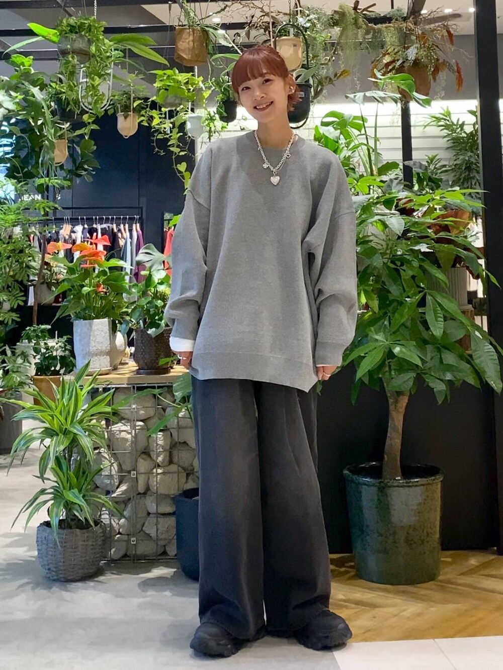 ホワイト系のTシャツ/カットソー、ブラック系のショルダーバッグ、グレー系のニット/セーターを着用したレディースの秋コーディネートの3枚目の写真