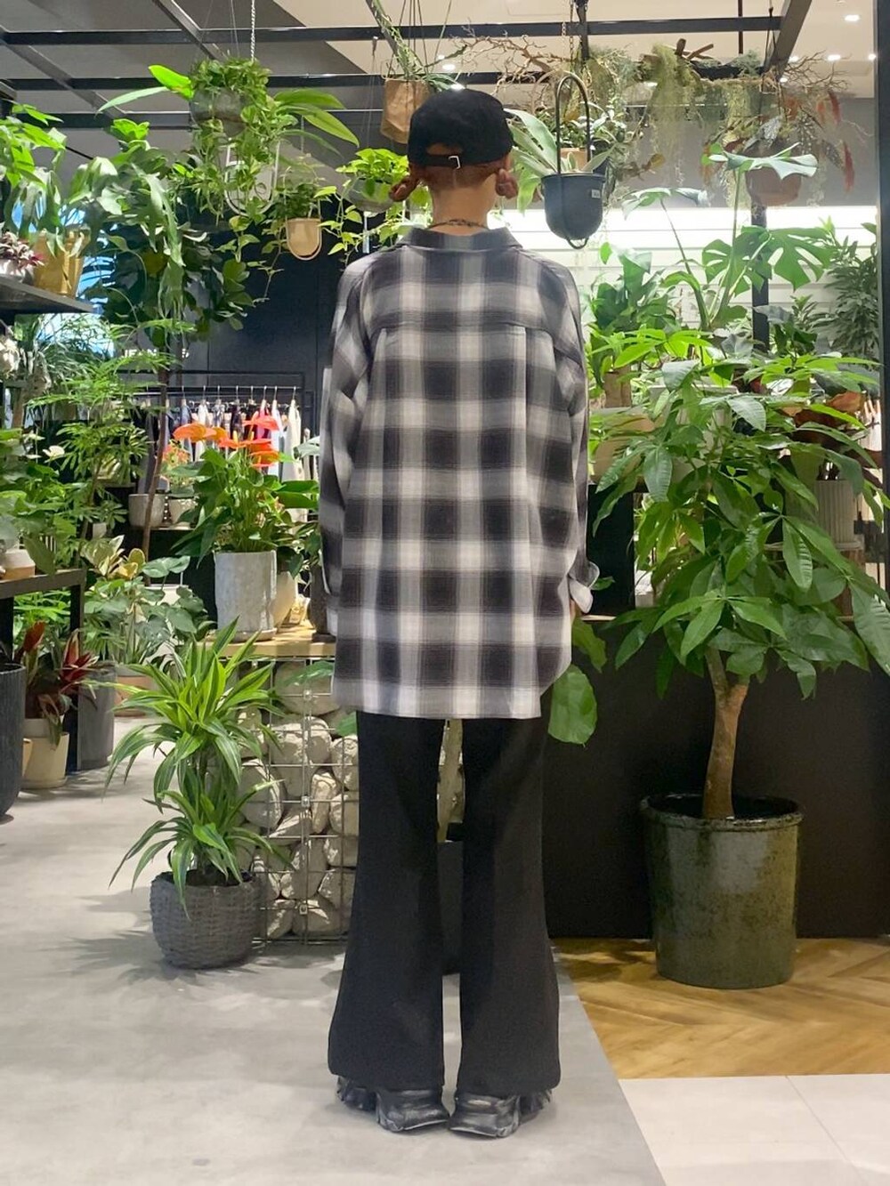 グレー系のシャツ/ブラウス、ブラック系のショルダーバッグ、ブラック系のスニーカーを着用したレディースの秋コーディネートの3枚目の写真