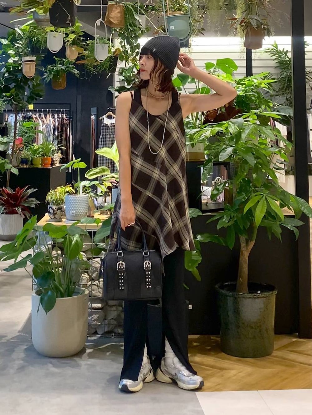 ブラック系のボストンバッグ、ブラック系のその他パンツ、ブラック系のチュニックを着用したレディースの夏コーディネートの3枚目の写真