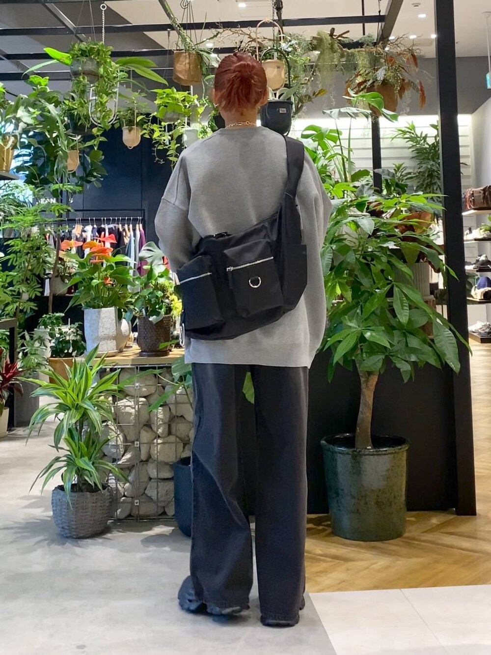 ホワイト系のTシャツ/カットソー、ブラック系のショルダーバッグ、グレー系のニット/セーターを着用したレディースの秋コーディネートの4枚目の写真