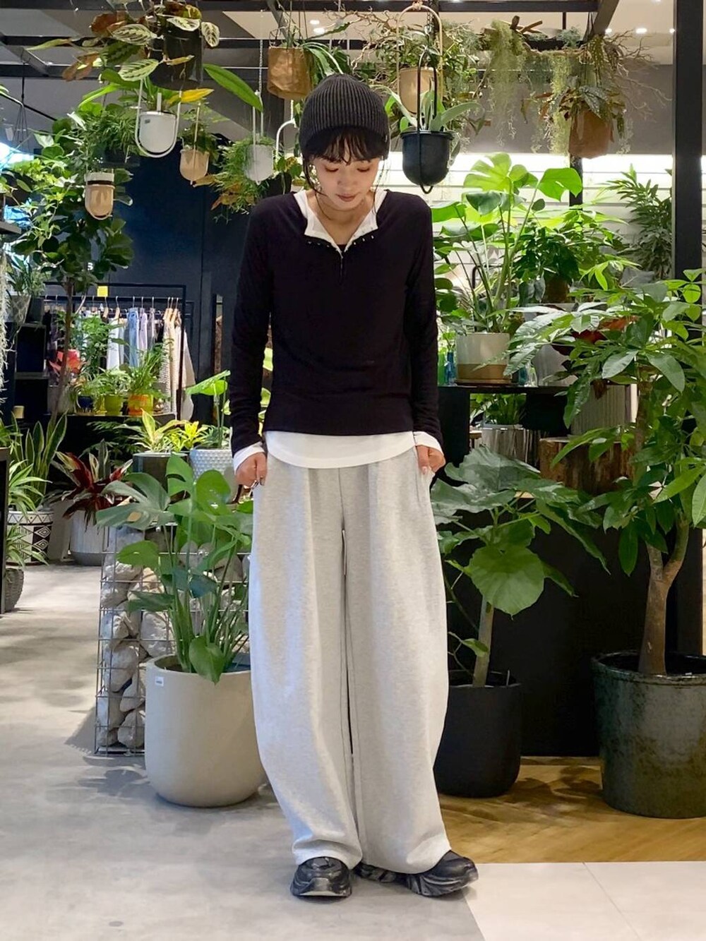 ブラック系のスニーカー、グレー系のスウェットパンツ、ブラック系のトートバッグを着用したレディースの夏コーディネートの6枚目の写真