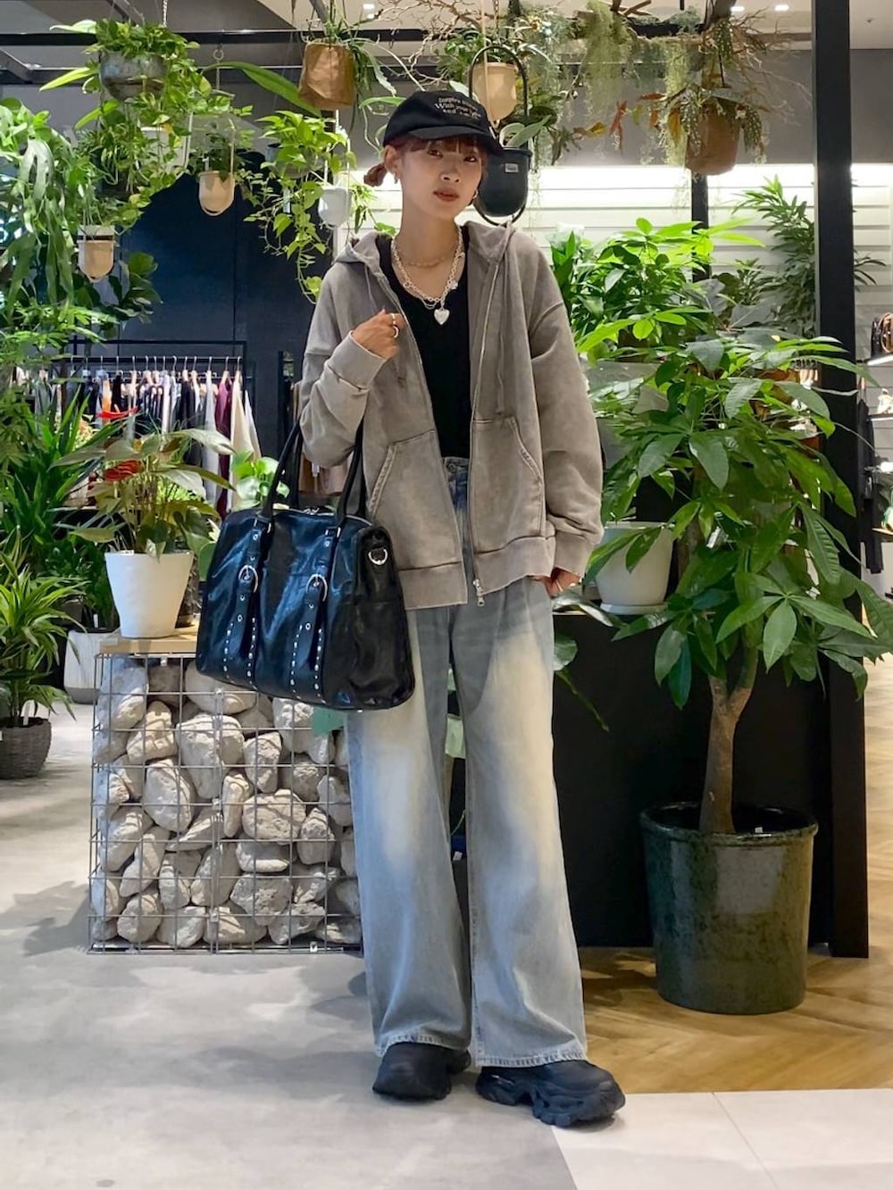 ブラック系のTシャツ/カットソー、グレー系のパーカー、ブルー系のデニムパンツを着用したレディースの秋コーディネートの5枚目の写真