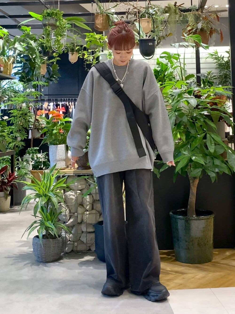 ホワイト系のTシャツ/カットソー、ブラック系のショルダーバッグ、グレー系のニット/セーターを着用したレディースの秋コーディネートの5枚目の写真