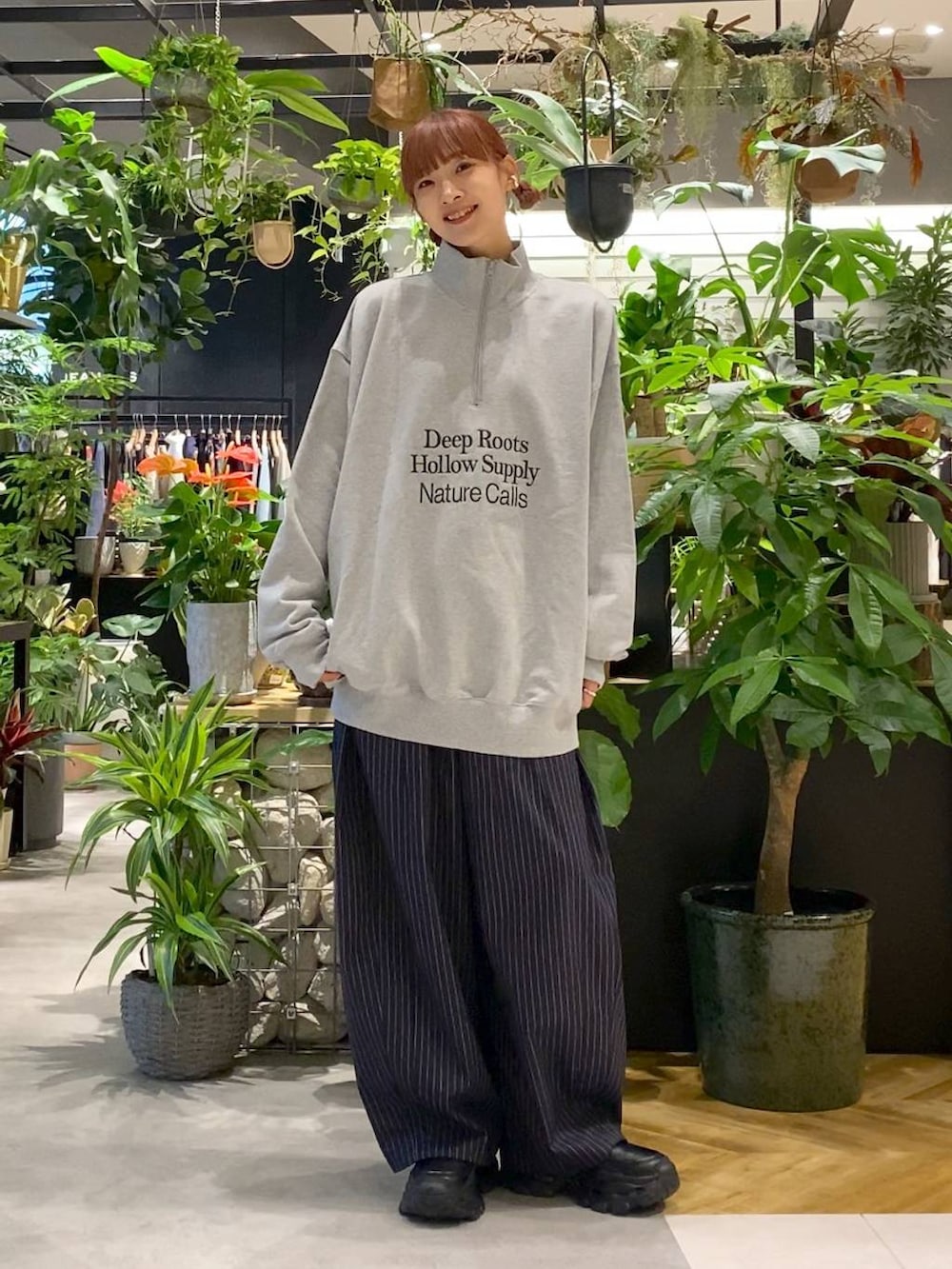 ブラック系のショルダーバッグ、ブラック系のローファー、ブルー系のスラックスを着用したレディースの秋コーディネートの7枚目の写真