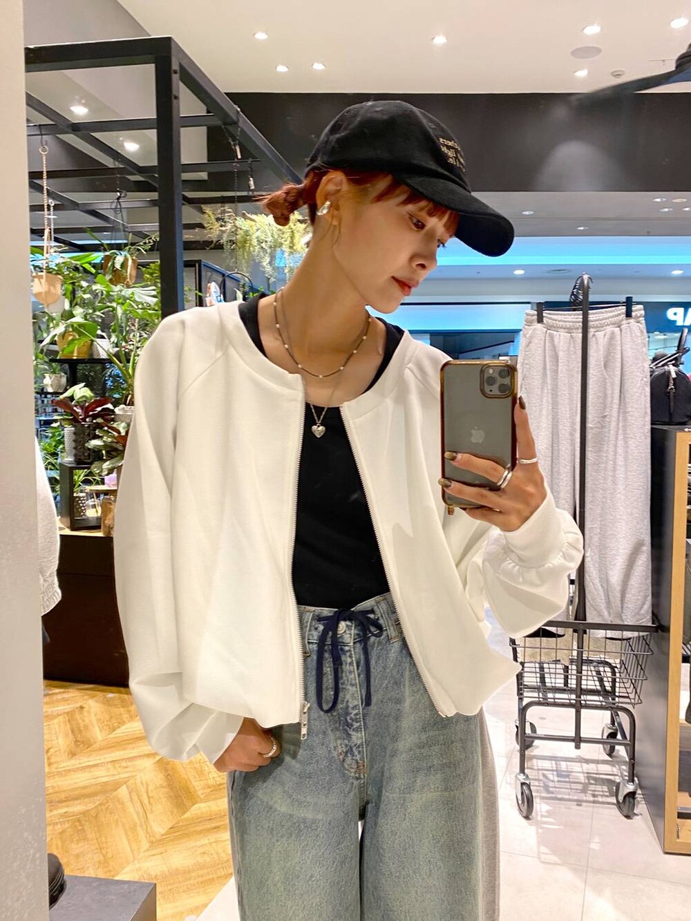 ブラック系のTシャツ/カットソー、ブラック系のショルダーバッグ、ブラック系のローファーを着用したレディースの秋コーディネートの6枚目の写真