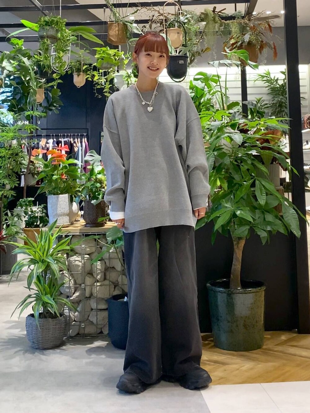 ホワイト系のTシャツ/カットソー、ブラック系のショルダーバッグ、グレー系のニット/セーターを着用したレディースの秋コーディネートの6枚目の写真