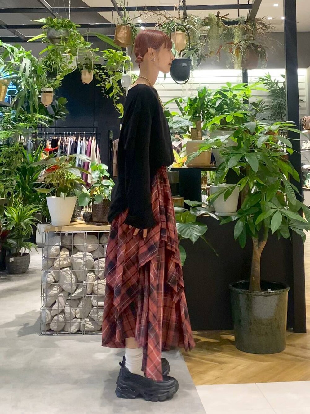 ブラック系のローファー、ブラック系のボストンバッグ、ブラック系のTシャツ/カットソーを着用したレディースの秋コーディネートの2枚目の写真